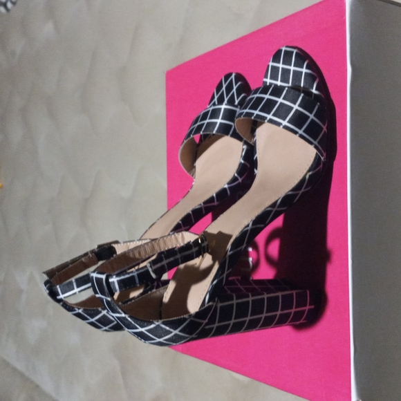 Shoes. - Picture 2 of 4